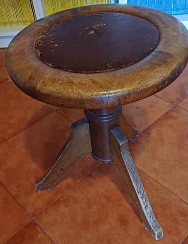 Vecchio sgabello per