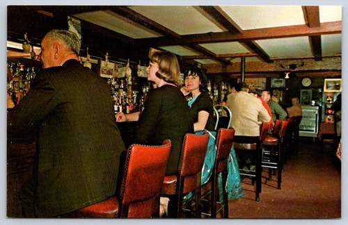 Sgabelli rossi vintage interni